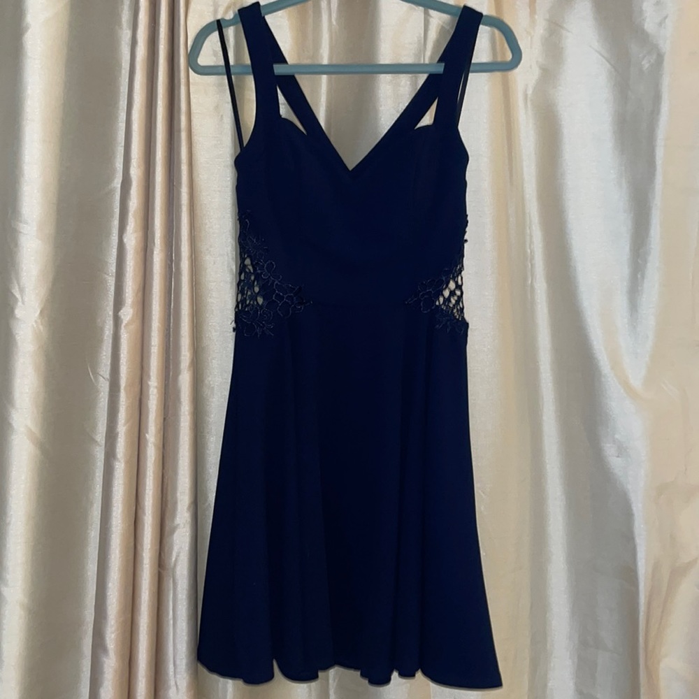 Beautiful navy blue dress with lace embroidered on the sides💙